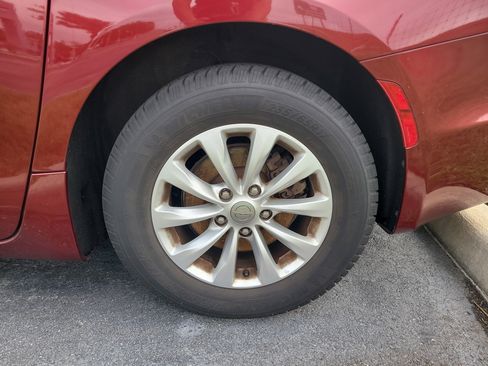 Used 2019 Chrysler Pacifica Touring-L image 8