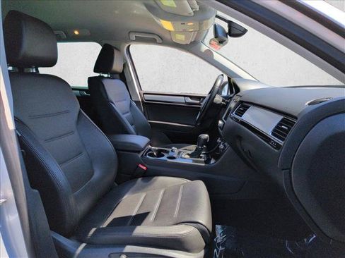 Used 2014 Volkswagen Touareg Sport AWD/4WD image 23