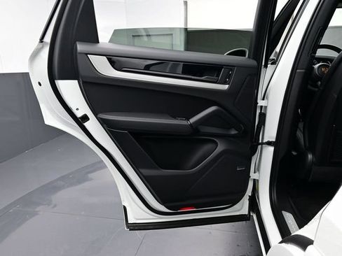 Certified 2025 Porsche Cayenne AWD/4WD image 13