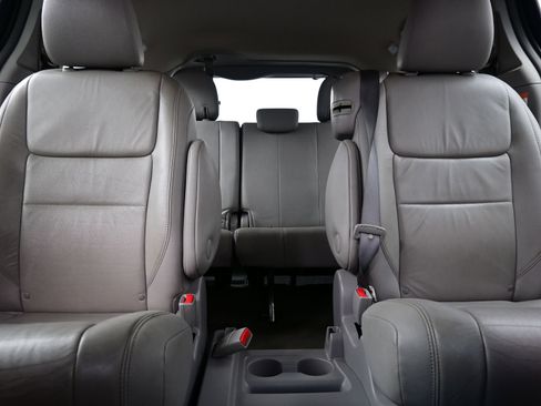 Used 2017 Toyota Sienna Limited Premium image 16