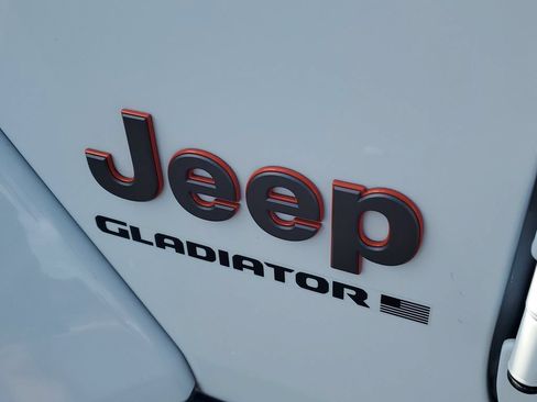 Used 2025 Jeep Gladiator Mojave AWD/4WD image 5
