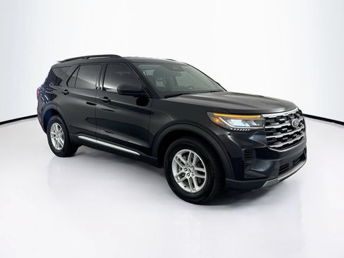 Used 2025 Ford Explorer Active AWD/4WD image 3