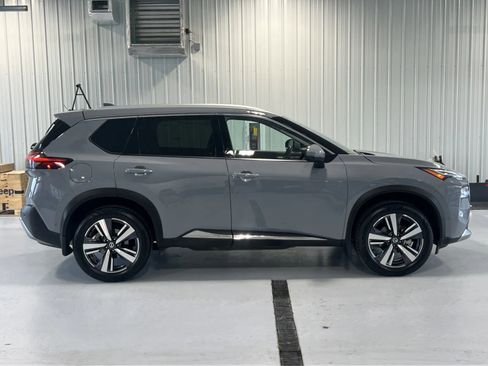 Used 2021 Nissan Rogue Platinum image 2