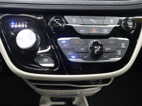 Used 2020 Chrysler Pacifica Limited FWD image 40