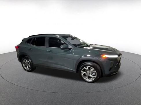 Used 2025 Chevrolet Trax LT image 2