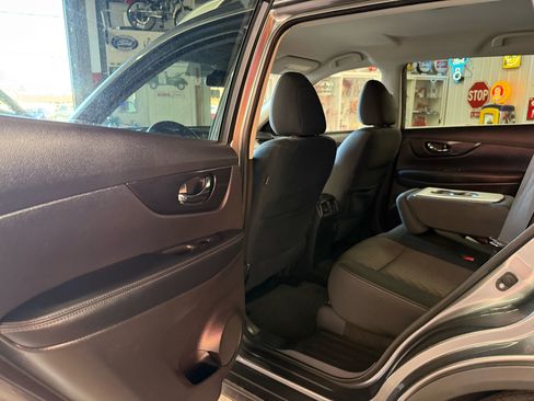 Used 2020 Nissan Rogue SV image 17