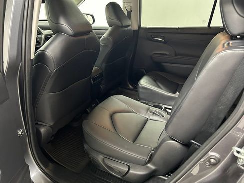 Used 2023 Toyota Highlander XLE AWD/4WD image 15