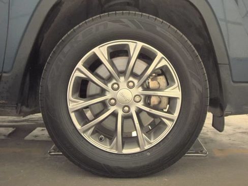 Used 2019 Jeep Cherokee Latitude Plus w/ Comfort/Convenience Group AWD/4WD image 5