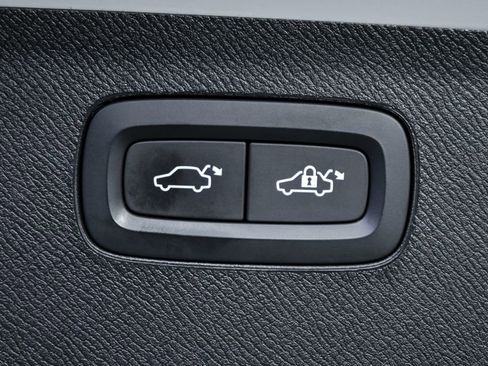 Used 2017 Volvo XC90 T6 Momentum w/ Vision Package image 32