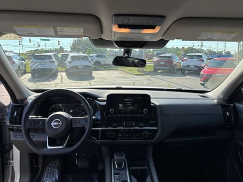 Used 2025 Nissan Pathfinder SV FWD image 30