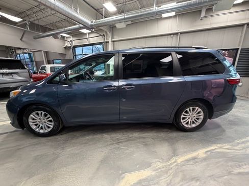 Used 2016 Toyota Sienna XLE Premium image 41