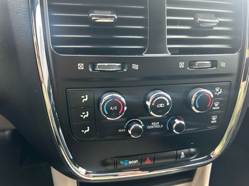 Used 2019 Dodge Grand Caravan SXT image 17