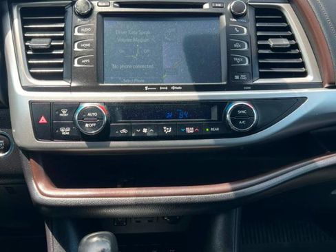 Used 2019 Toyota Highlander XLE AWD/4WD image 32