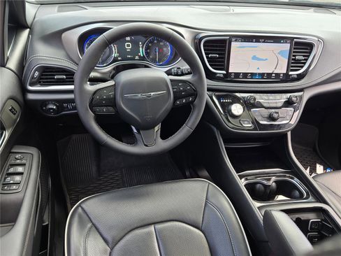 Used 2024 Chrysler Pacifica Limited w/ S Appearance Package image 16