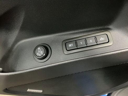 Used 2023 Chevrolet Equinox Premier image 11