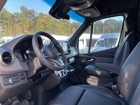 Used 2023 Mercedes-Benz Sprinter 2500 image 4