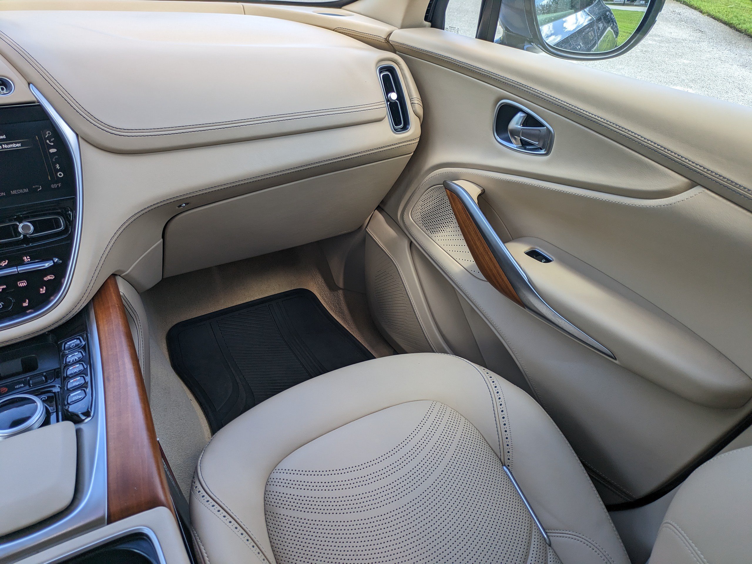 Used 2024 Aston Martin DBX AWD/4WD image 19