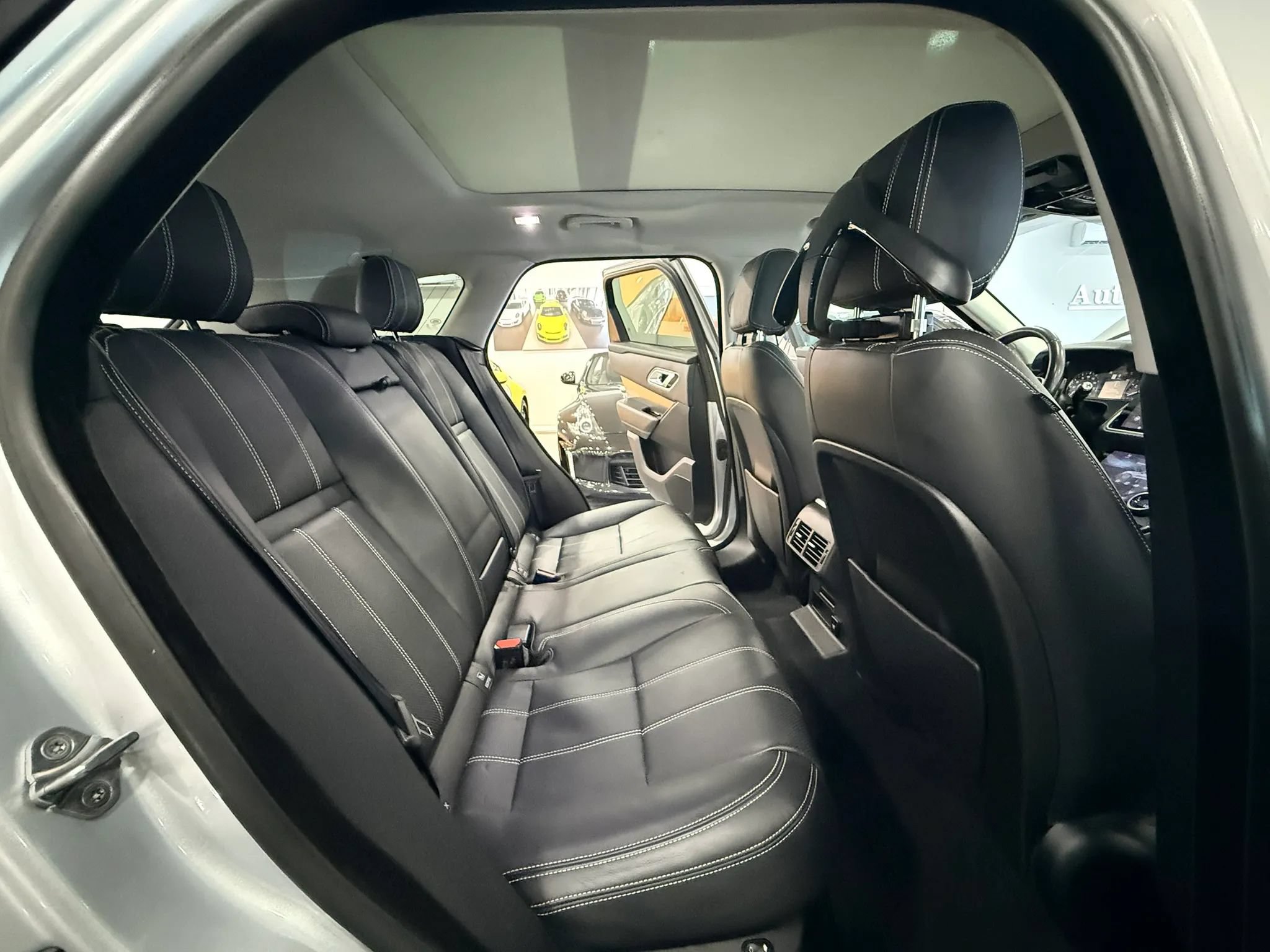 Used 2019 Land Rover Range Rover Velar S AWD/4WD image 14