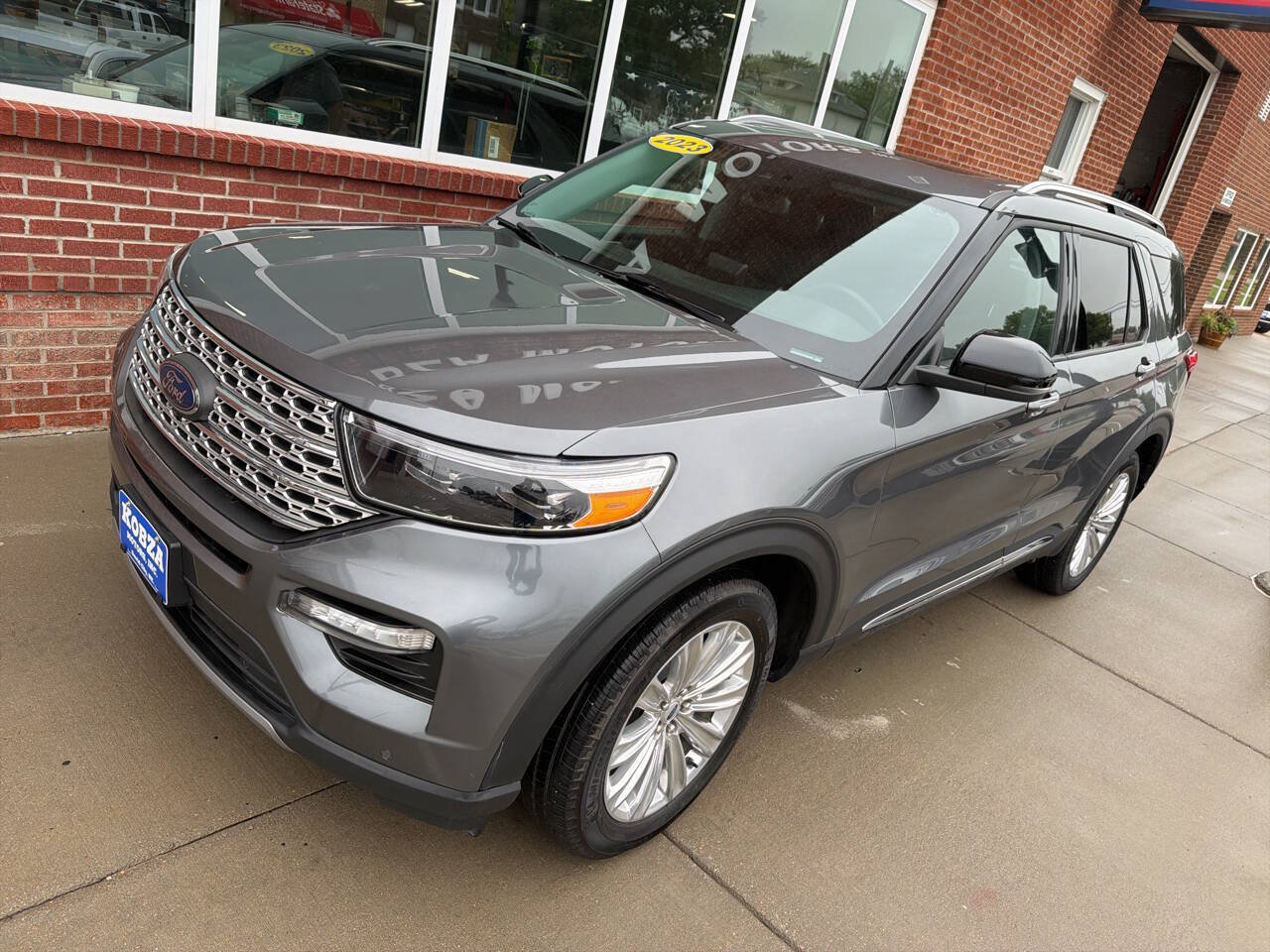 Used 2023 Ford Explorer Limited w/ Limited Technology Package AWD/4WD image 4
