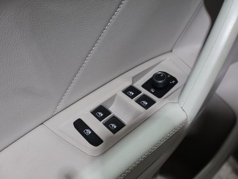 Used 2022 Volkswagen Tiguan SE image 13