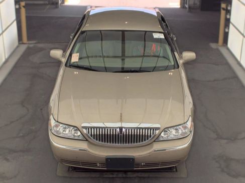 Used 2004 Lincoln Town Car Signature RWD image 2