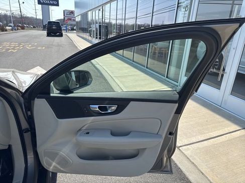 Used 2020 Volvo V60 T5 Cross Country image 14