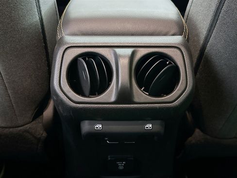 Used 2025 Jeep Wrangler Sahara image 27