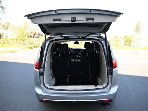 Used 2019 Chrysler Pacifica Touring-L FWD image 21
