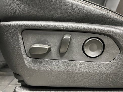 Used 2025 Chevrolet Suburban High Country image 19