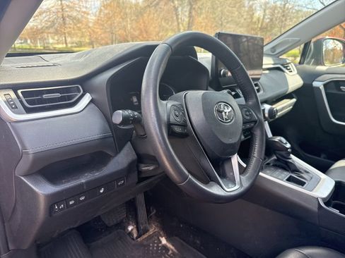 Used 2023 Toyota RAV4 XLE Premium image 12