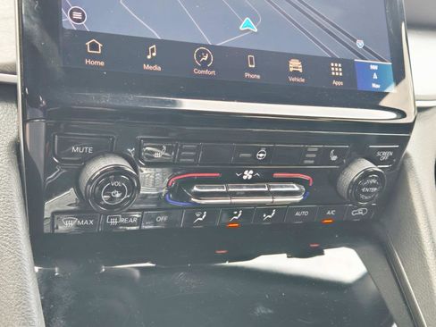 Used 2024 Jeep Grand Cherokee Limited w/ Black Appearance Package image 31