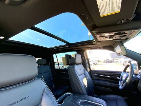 Used 2022 GMC Yukon XL Denali w/ Denali Premium Package image 18