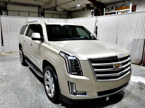 Used 2016 Cadillac Escalade ESV Luxury image 3