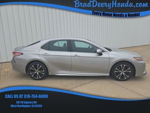 Used 2018 Toyota Camry SE image 1