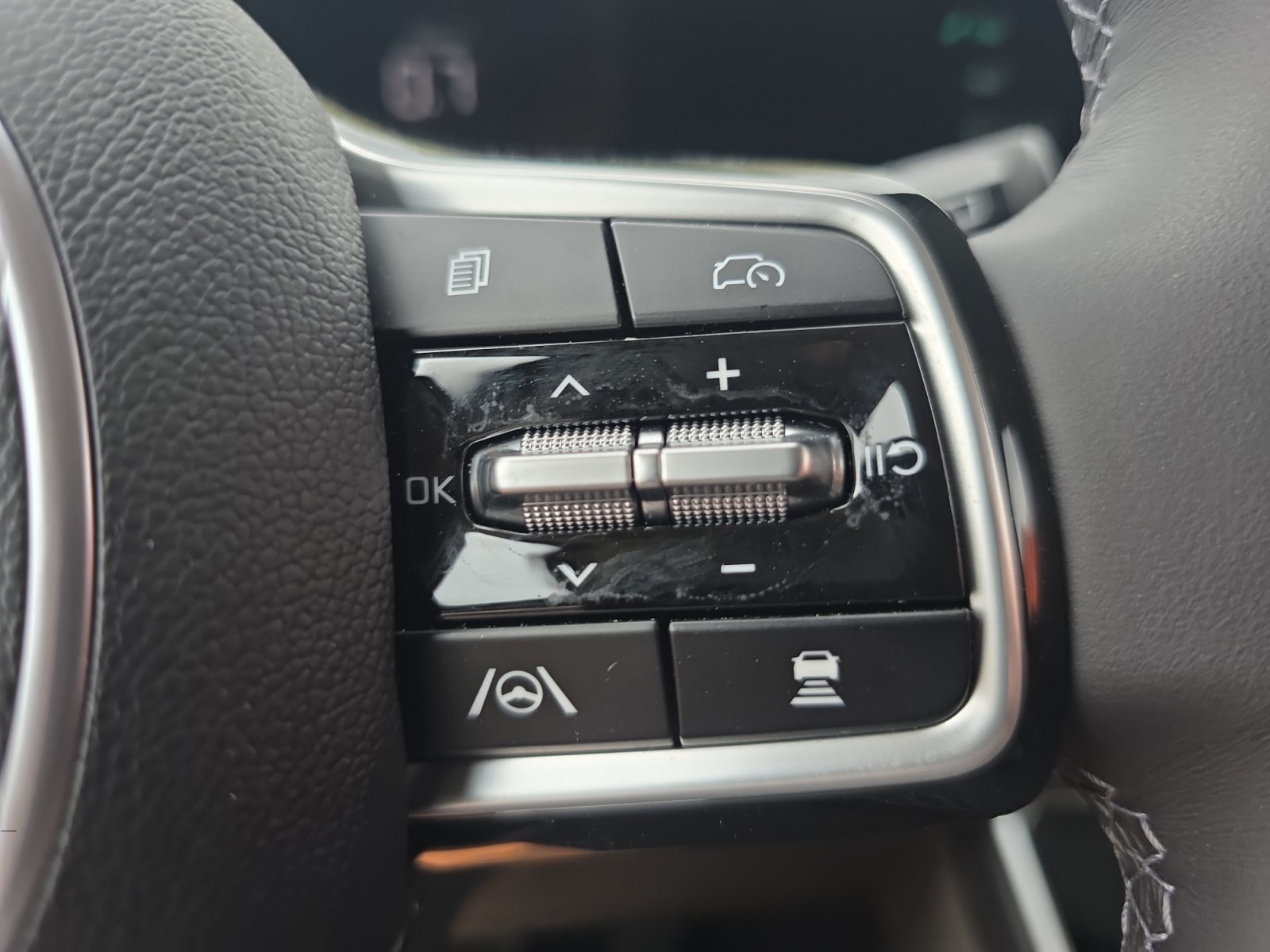 Certified 2026 Kia Carnival LX FWD image 24