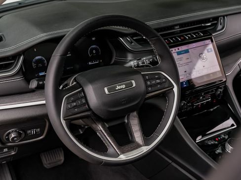 Used 2023 Jeep Grand Cherokee L Limited image 4