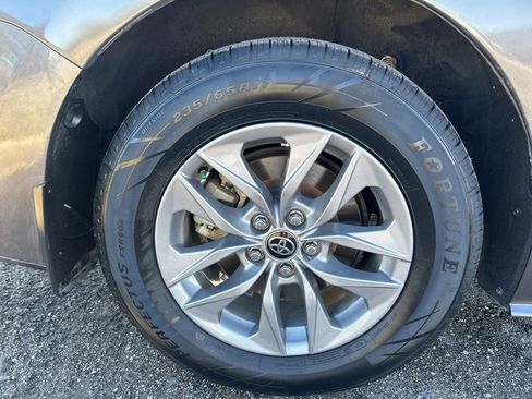 Used 2021 Toyota Sienna XLE image 5