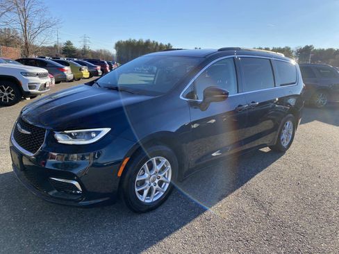 Certified 2022 Chrysler Pacifica Touring-L image 8