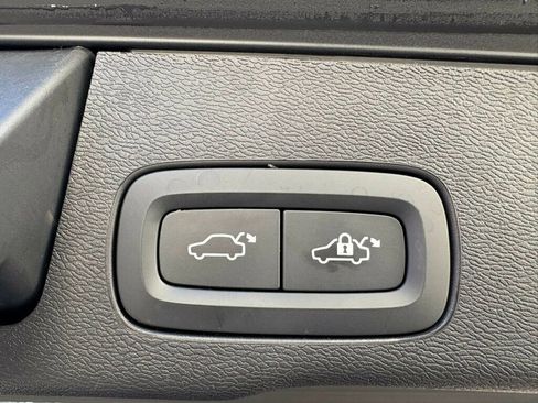 Used 2023 Volvo XC60 B5 Ultimate w/ Protection Package Premier image 23