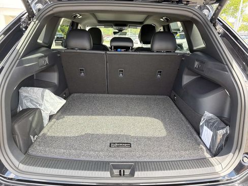 Used 2025 Volkswagen Tiguan SE R-Line FWD image 6