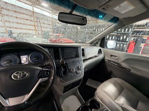 Used 2017 Toyota Sienna XLE AWD/4WD image 13