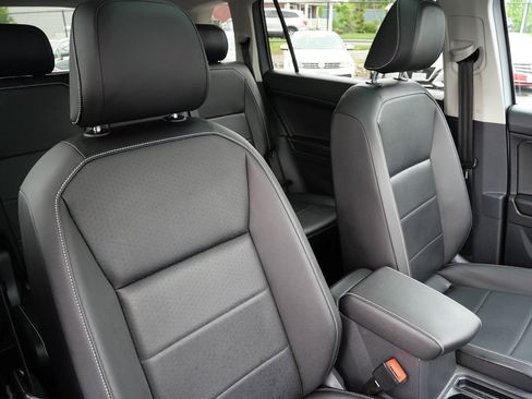 Used 2021 Volkswagen Tiguan SE w/ Panoramic Sunroof Package AWD/4WD image 18