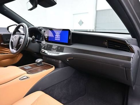 Used 2025 Lexus LS 500 w/ Accessory Package (Z1) RWD image 18