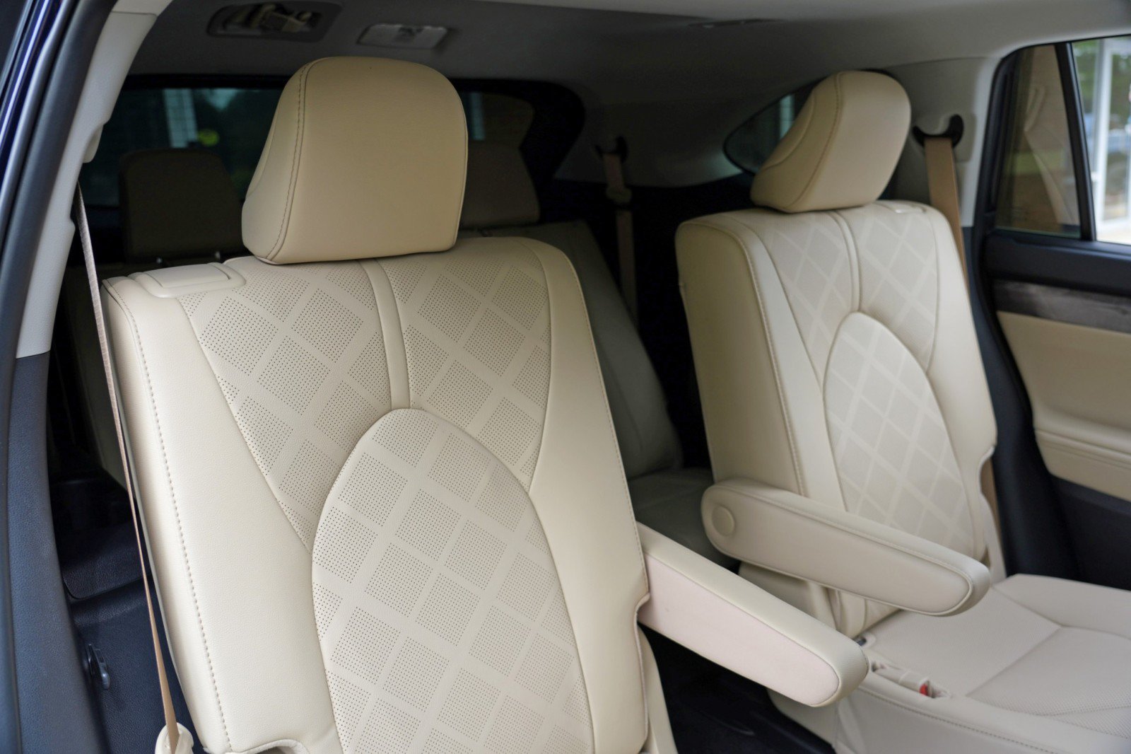 Used 2024 Toyota Highlander Platinum FWD image 42