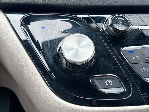 Used 2023 Chrysler Pacifica Touring-L FWD image 16