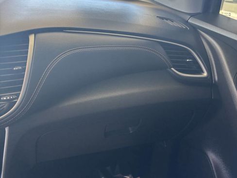 Used 2022 Chevrolet Trax LT w/ LT Convenience Package image 12