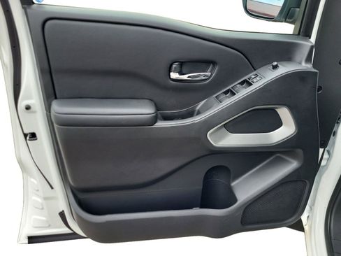 Used 2025 Nissan Frontier SV image 9