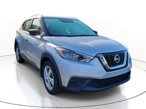 Used 2019 Nissan Kicks S image 1