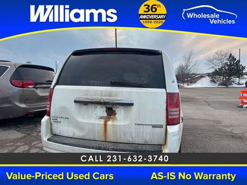 Used 2009 Chrysler Town & Country Touring image 9