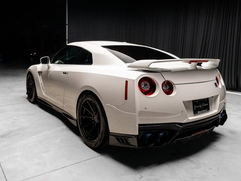 Used 2020 Nissan GT-R Premium image 37